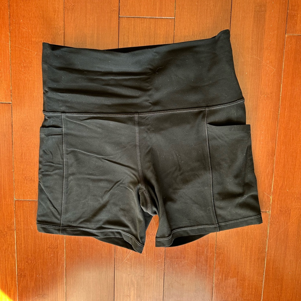 Athleta Salutation Stash short 5in size M